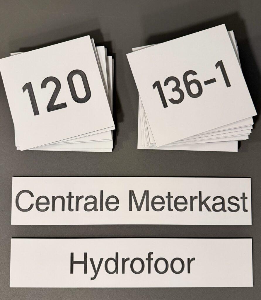 Kunststof bordjes laser gegraveerd