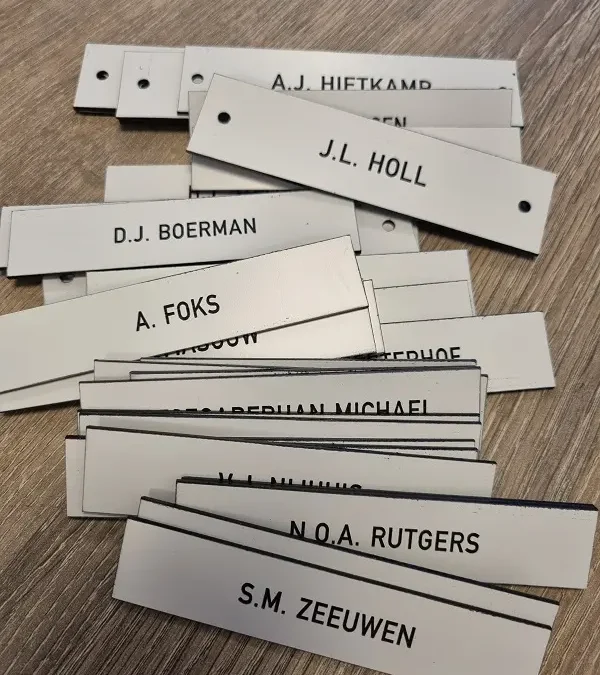 Naamplaatjes lasergegraveerd